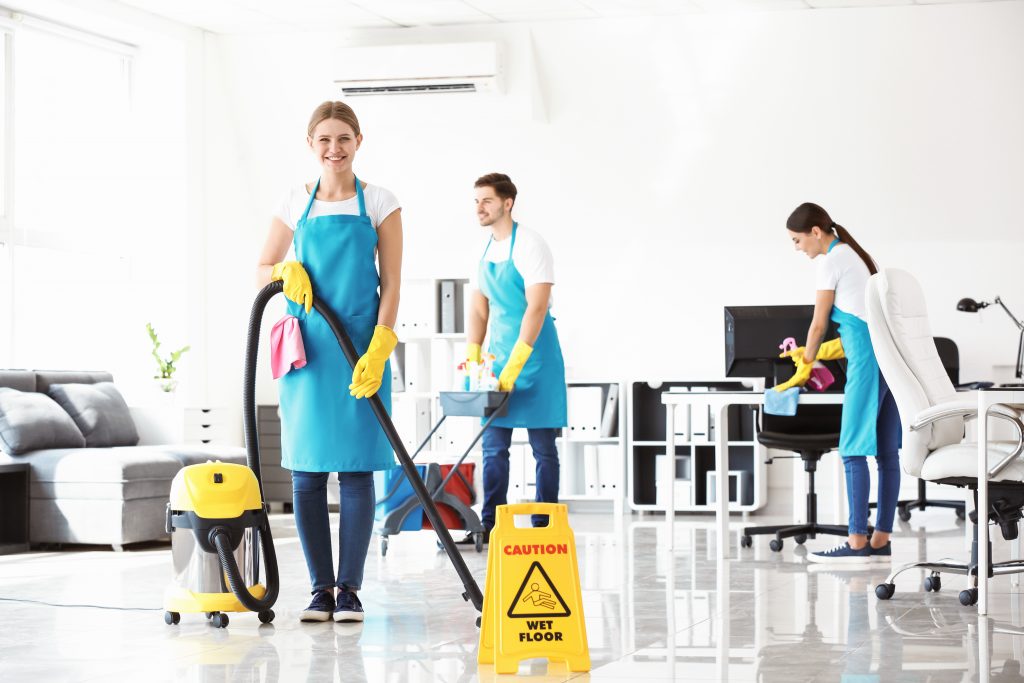 AdobeStock_267548186_©Pixel-Shot_Team of janitors cleaning office