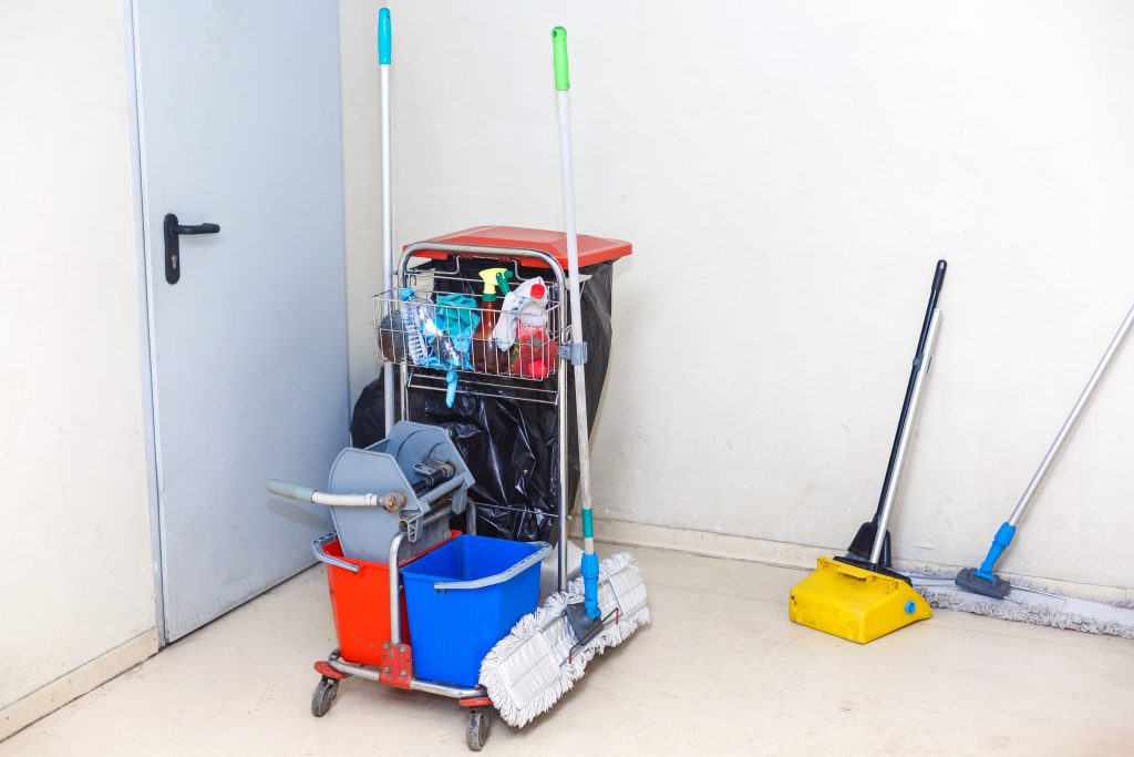 AdobeStock_308109002_© Angelov_Cleaning tools cart wait for cleaning