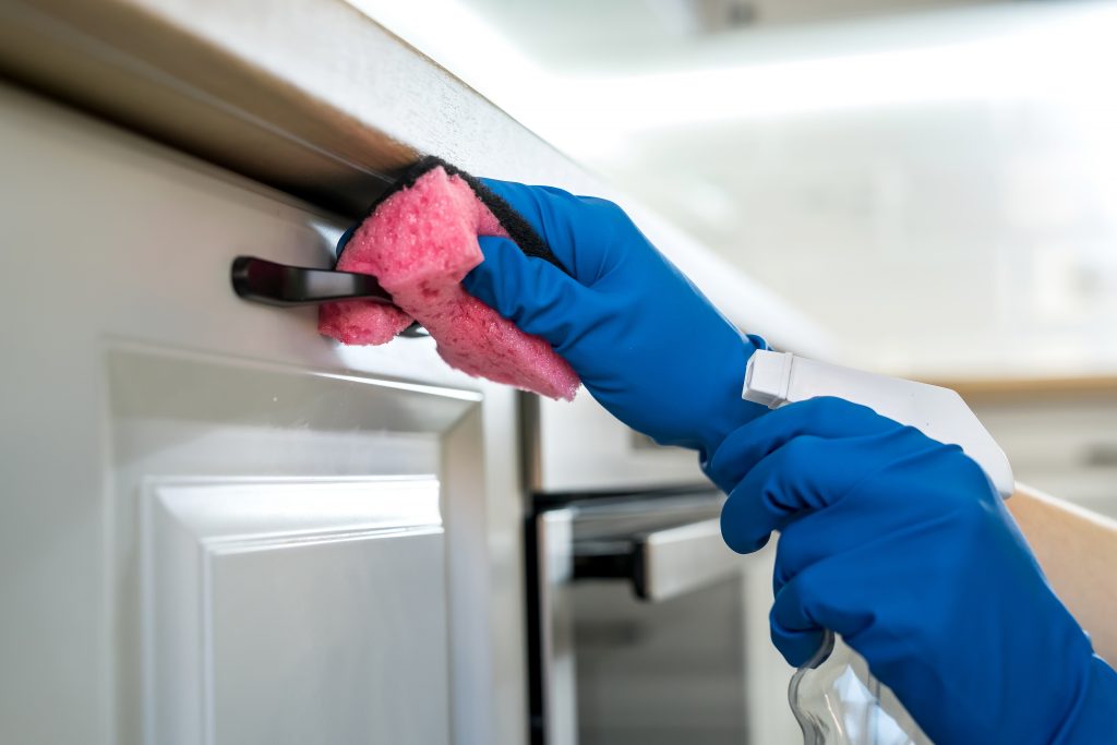 AdobeStock_323599359_©RomanR_woman cleans in the kitchen. concept of cleanliness and order